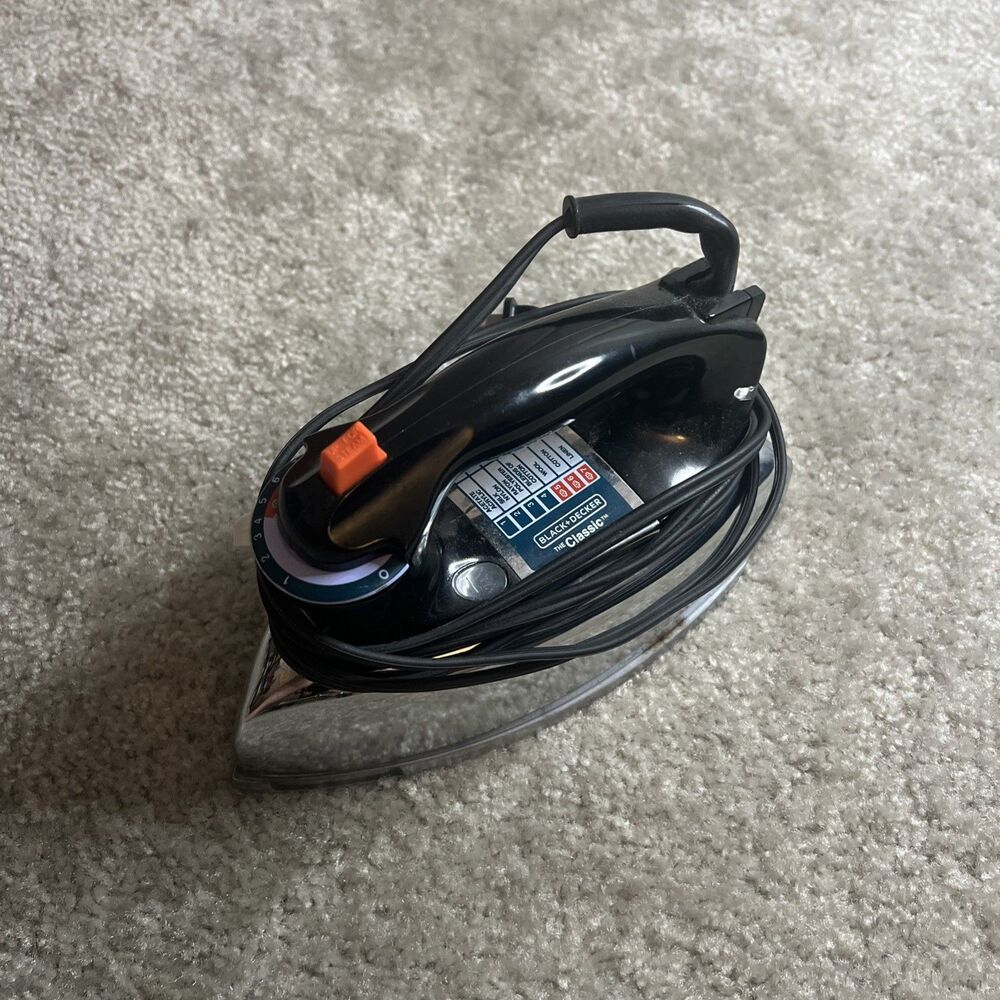 BLACK & DECKER The Classic Steam Iron Model F67E 120 V Heavy Nice Condition